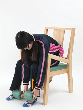 片脚をクッションに下に入れた状態