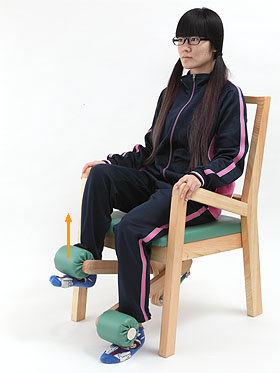 右脚を垂直に上げ、大腰筋を鍛えるトレーニングをしている状態