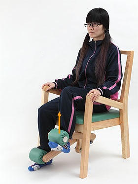 左脚を垂直に上げ、大腰筋を鍛えるトレーニングをしている状態