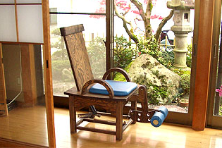 木でできた人にやさしい椅子